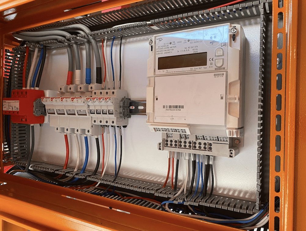 All cabling has been carefully routed